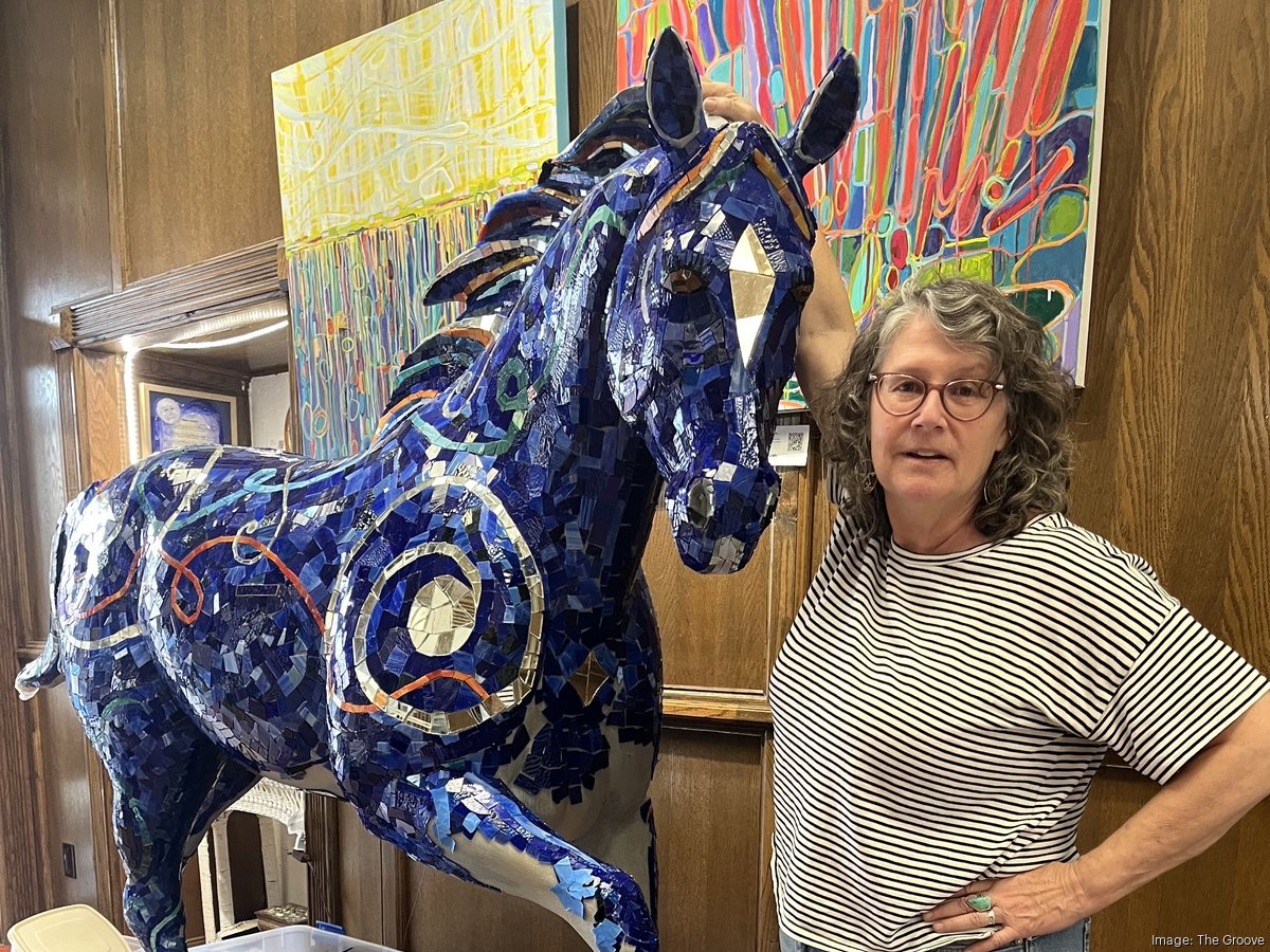 Egizaklar bir-birining mushuklarini yalaydilar