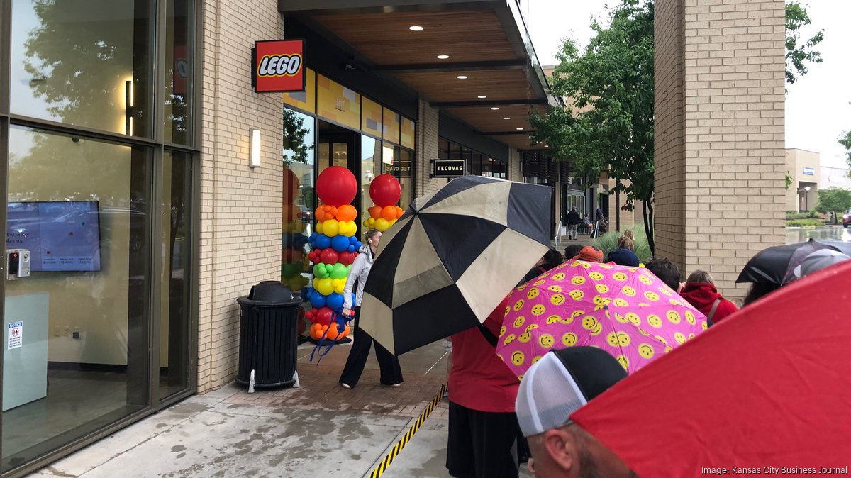 Lego Store's grand opening in Leawood attracts hundreds of fans