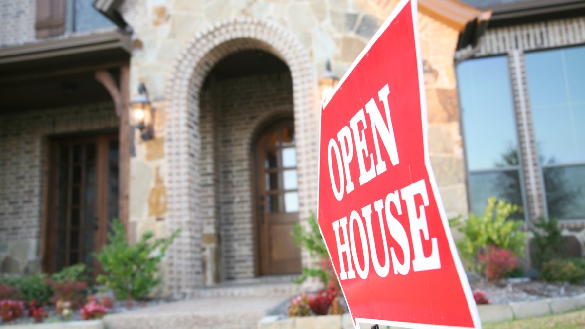 How homebuyers can win in a multiple-offer market