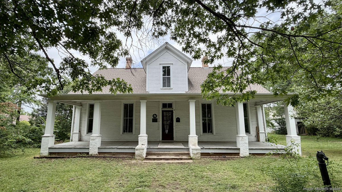 Dallas' oldest farmhouse hits market for nearly $1 million