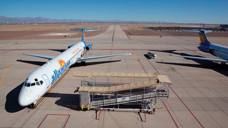 What airlines fly from Phoenix-Mesa Gateway Airport?