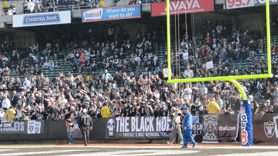 It's official: Raiders back at Coliseum next season