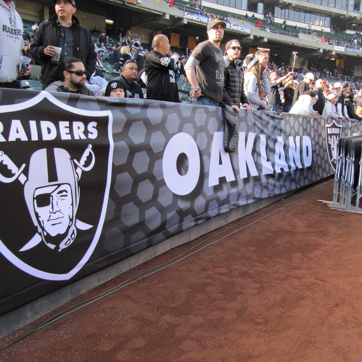 Talks to continue between Oakland, Raiders about 2019 lease