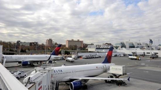 Delta plane skids off LaGuardia runway - Atlanta Business Chronicle