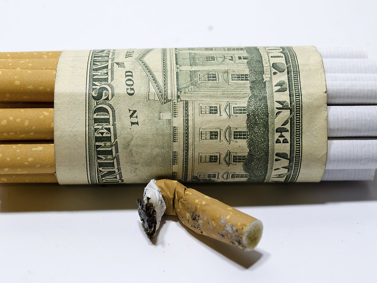 how many sticks of cigarettes in a pack How Many Packs of Cigarettes are in a Carton?