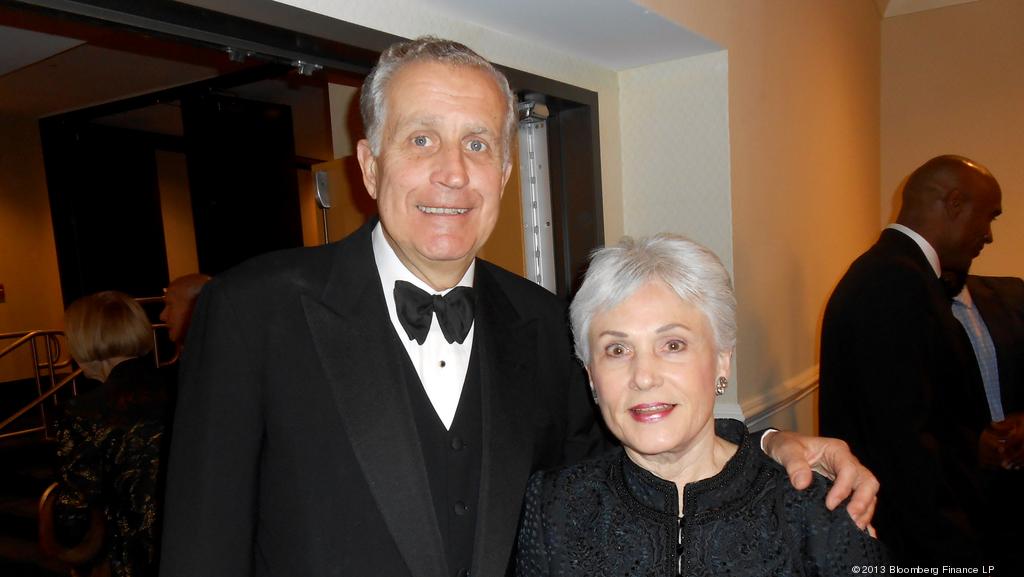 Canton, United States. 07th Aug, 2021. Class of 2020 inductee, and former  NFL commissioner, Paul Tagliabue, gives the thumbs up after seeing his bust  during his enshrinement into the Pro Football Hall