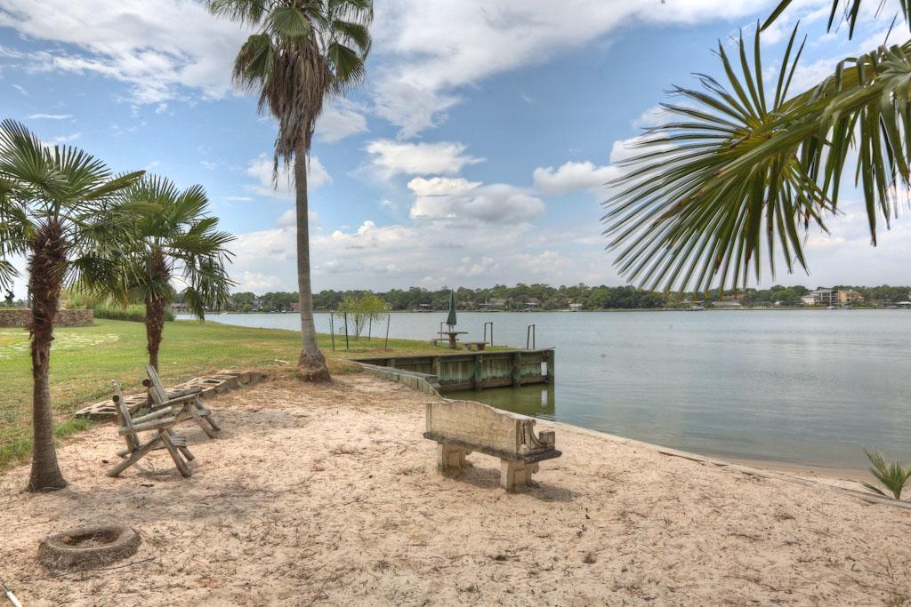 Lakefront Estate in the Heart of El Lago Taylor Lake Houston