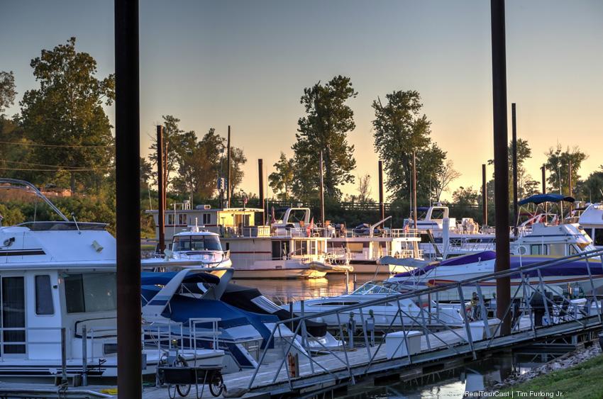 Riverfront home opposite 12 mile island! Belknap Beach Louisville