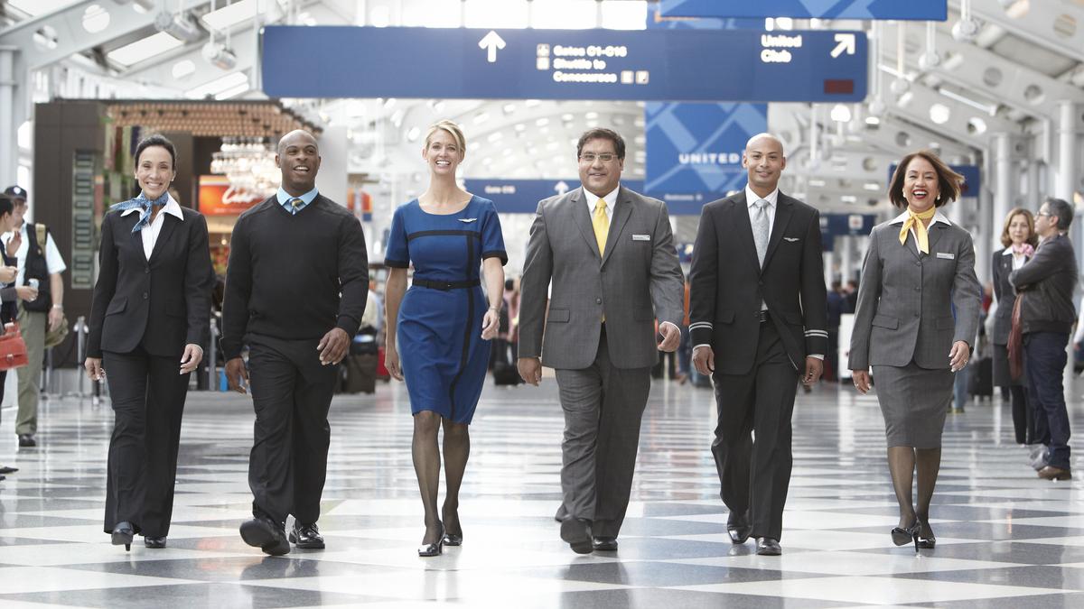 United Airlines employees now slipping into refreshed uniforms - Chicago  Business Journal