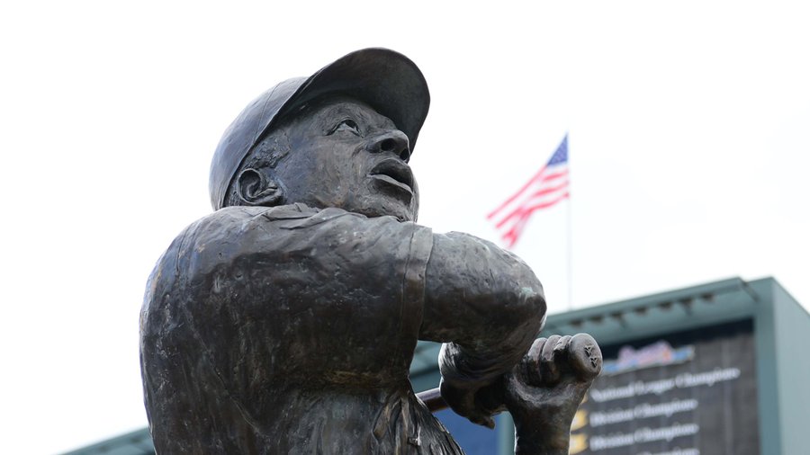 Hank Aaron statue BS