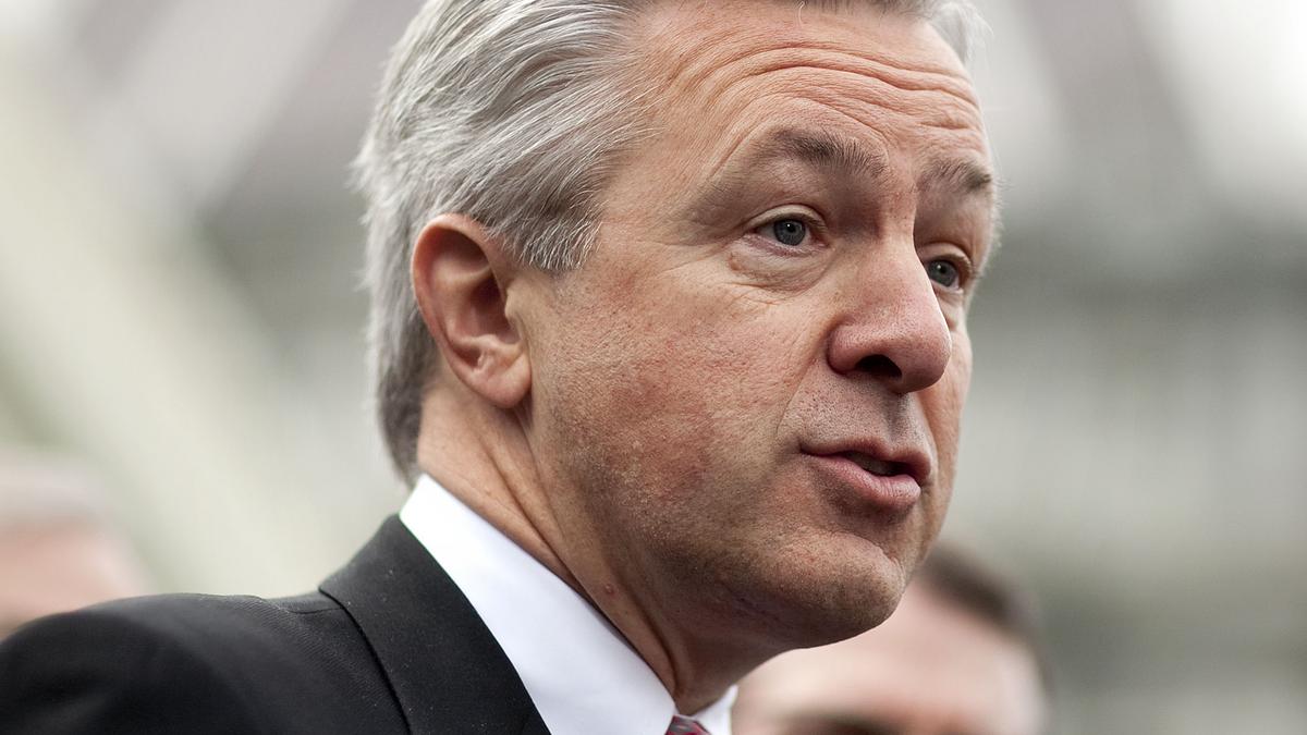 Wells Fargo CEO gets $1M stock bonus, bank lowers estimate on ...