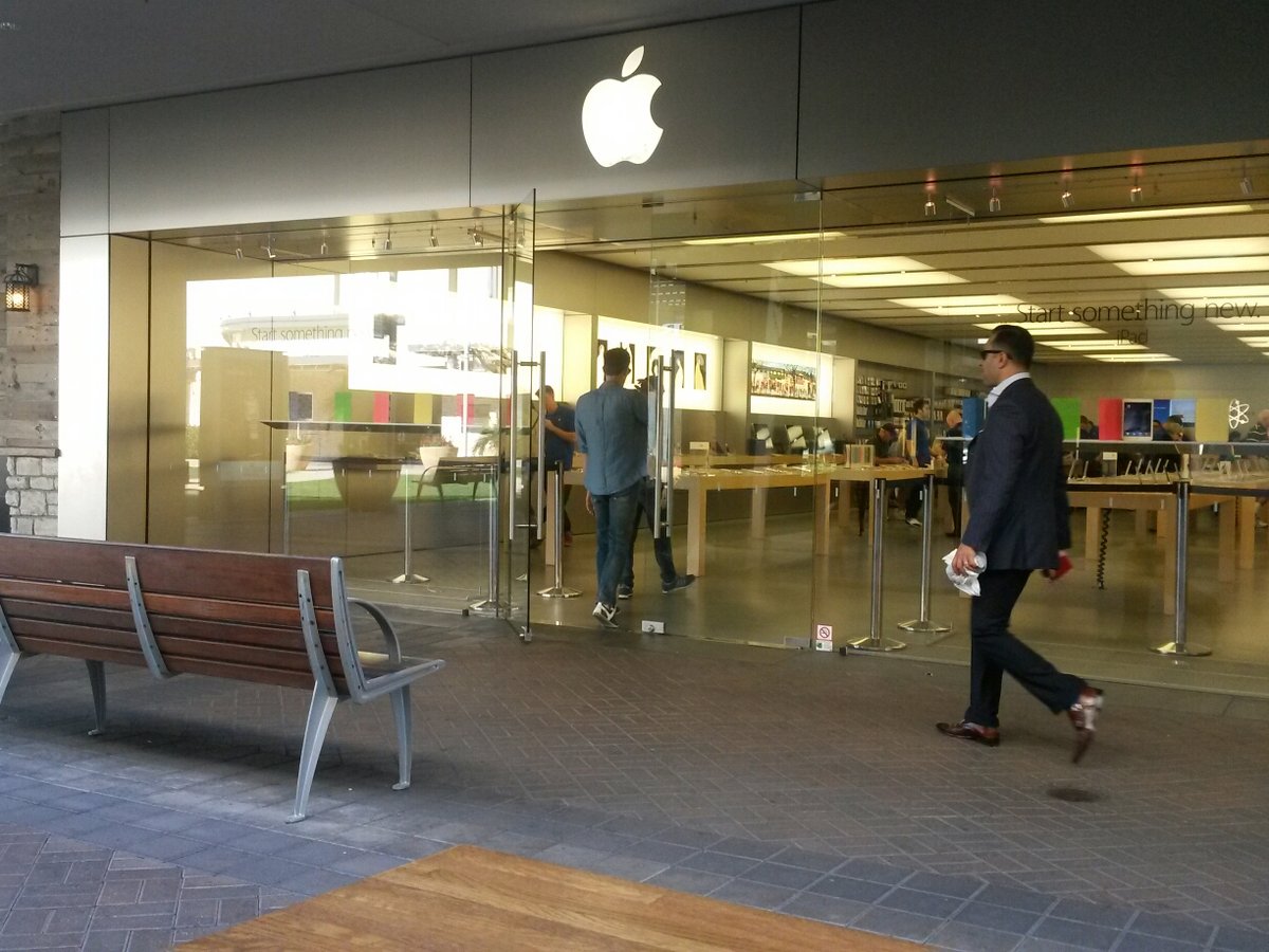 People entering the Apple Store, The Fashion Show Mall, Las Vegas