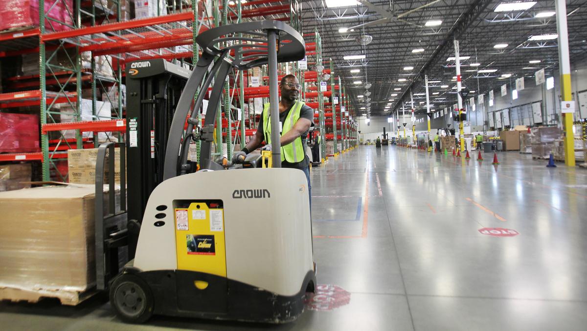 Amazon Seeks Tax Break For 1 000 Worker Shakopee Warehouse Minneapolis St Paul Business Journal