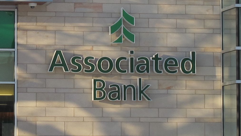 associated bank mukwonago wisconsin