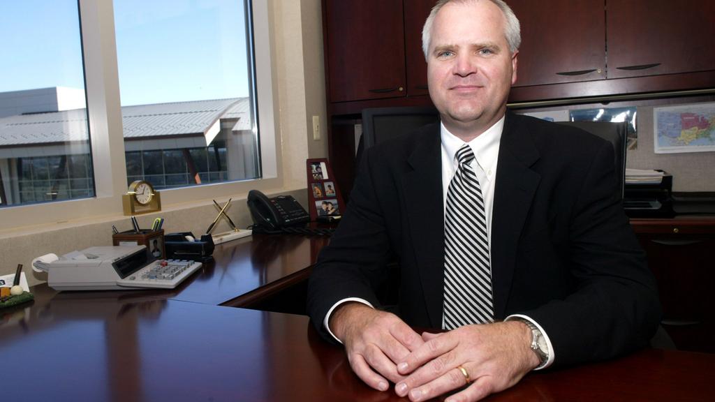 Lowe S Ceo Robert Niblock Gives 2 5m To Unc Charlotte S Belk