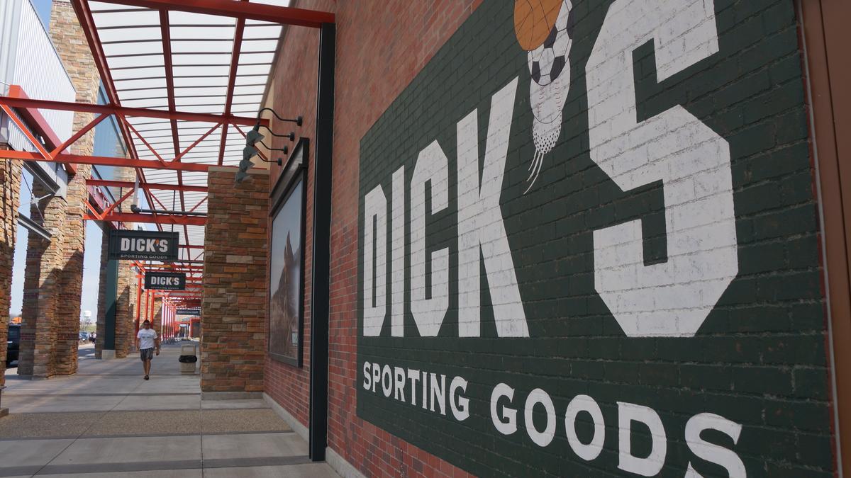 Dick S Sporting Goods Stops Selling Assault Style Weapons Milwaukee