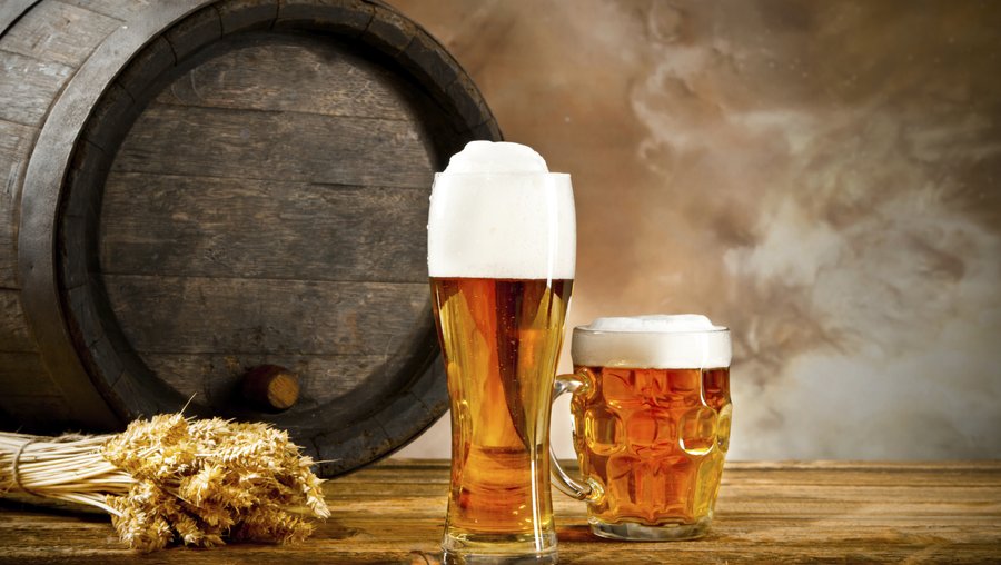 beer barrel brewery steins hops
