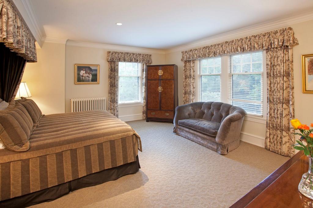 Stunning Lowry Hill Tudor with Mpls skyline views! Lowry Hill