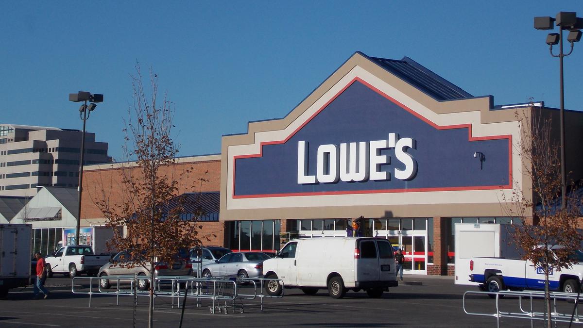 Former Home Depot exec Marvin Ellison picked as new Lowe's CEO