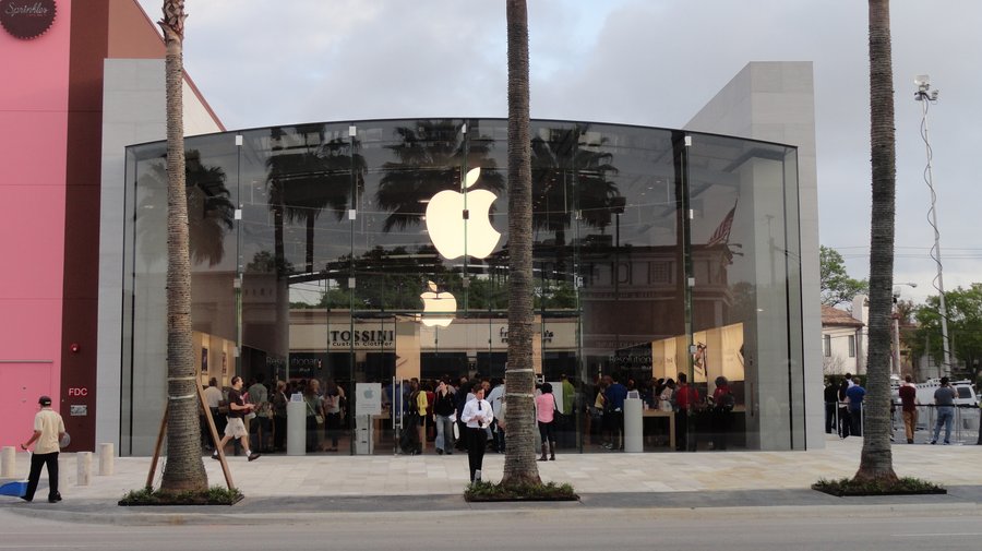 Apple Store in Highland Village hit by truck, set to close for