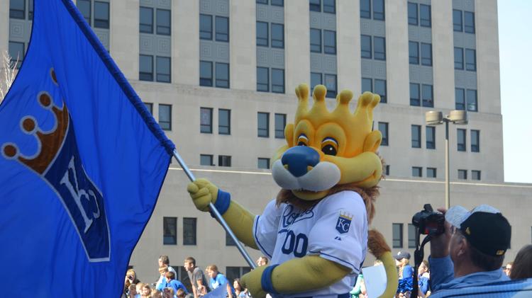 LOOK: Royals World Series parade is so big it cripples traffic 