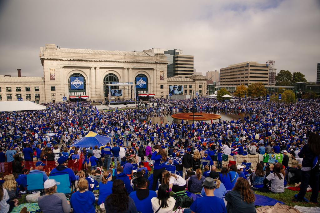 Royals madness descends on Union Station - Kansas City Business Journal