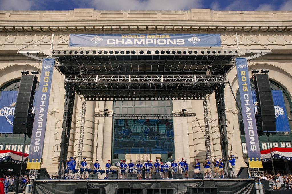 Royals madness descends on Union Station - Kansas City Business Journal