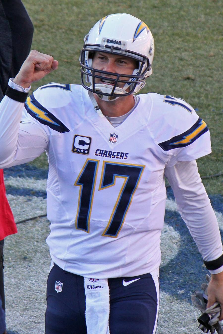 Arizona Cardinals and former St. Louis Rams quarterback Kurt Warner runs  off the field after his team defeated the St. Louis Rams, 34-20 at the  Edward Jones Dome in St. Louis on