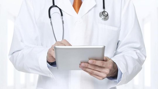 doctor and electronic health record