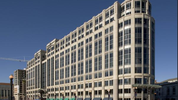 波士顿地产公司收购合作伙伴在华盛顿办公大楼的股权，并计划进行翻新工作