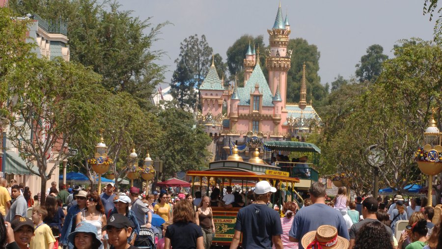 Disneyland raises ticket prices ahead of new Star Wars attraction L.A(00)