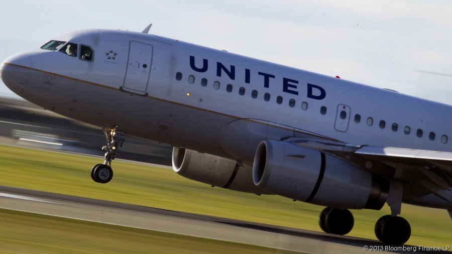 After Barring Girls for Leggings, United Airlines Defends Decision