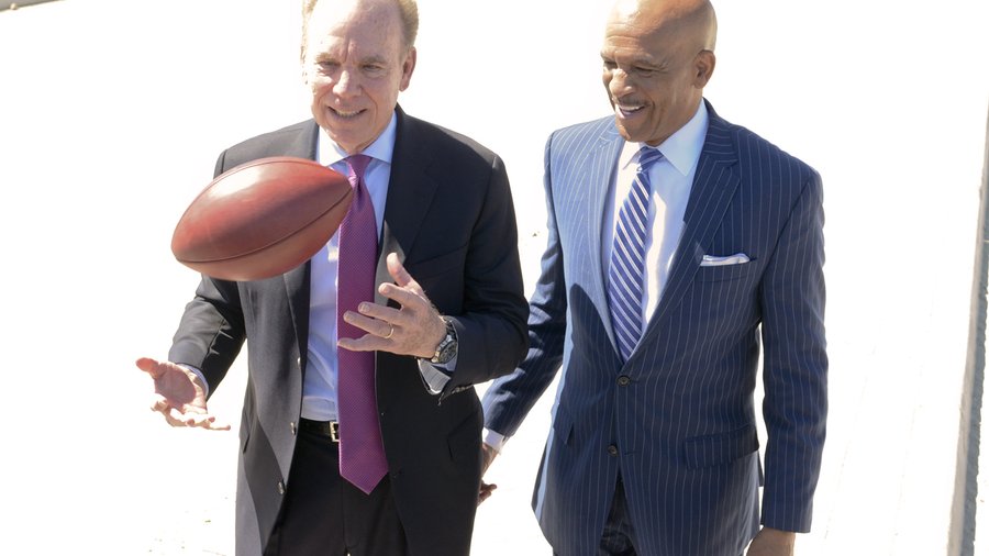 Dallas Cowboys Jerry Jones Sr. brings in Staubach, Shaw for assist with  17-story tower