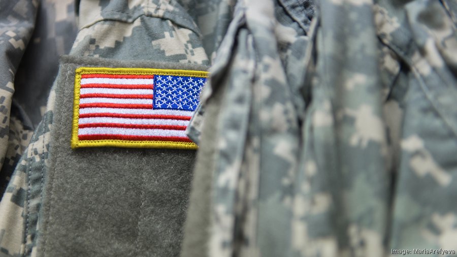 Army Reserve soldier carries American flag to kick off Chicago